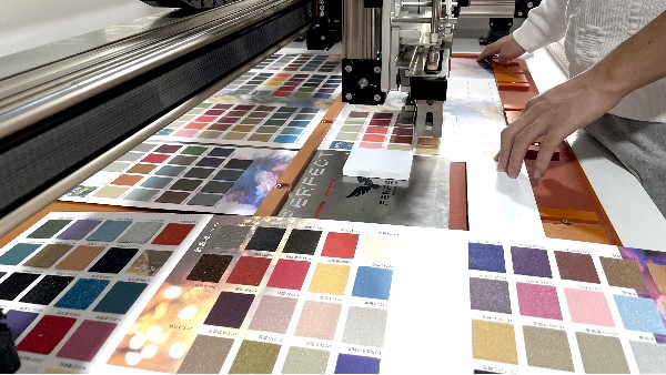 比人工粘貼高20倍的色卡制作設(shè)備-東莞傳美